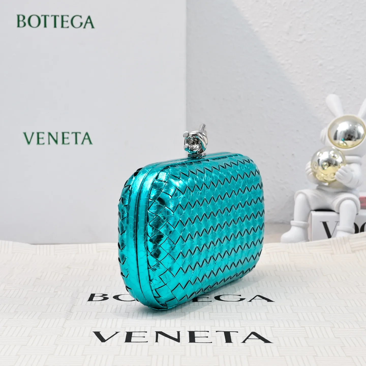 Batch 1860 #BV Knot snakeskin woven evening bag series 🐍 Fashion choice Rare snakeskin bags are full of charm 🌟Using snakeskin pattern woven with knot buckle, the unique texture makes you feel a different kind of refinement and elegance when you touch it 🎀 Its luster is low-key and luxurious, whether it is in the sun or under the light, it can reflect the charming colors 🌈 Holding it in your hand or hanging on your wrist will make you look more elegant and charming✨✨ Model: 717622 Size: 20x12x5.5